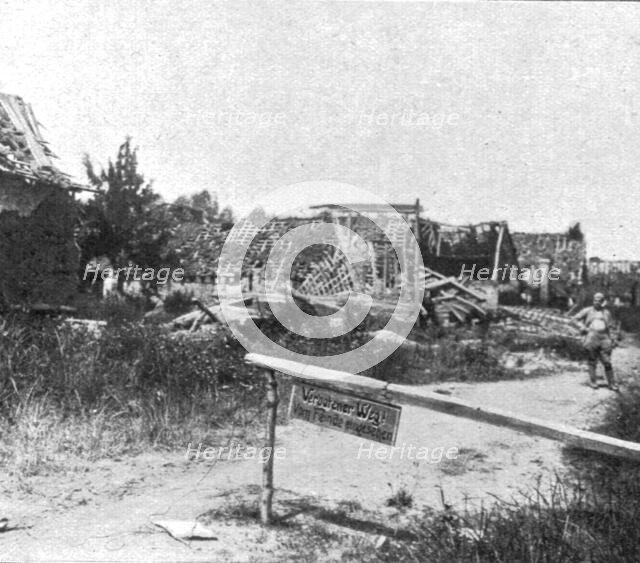 'Dix jours de bataille sur la Somme; Ecriteau allemand dans une rue de Frise: "Verbotener..., 1916. Creator: Unknown.
