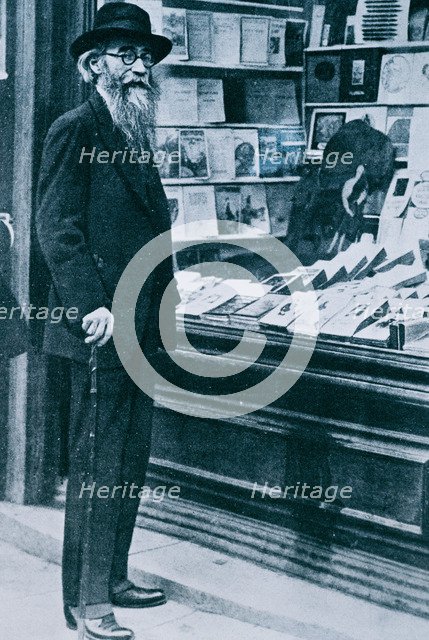 Ramón María del Valle Inclan (1869-1936), Spanish writer, at a bookstore in Málaga, photo 1926.
