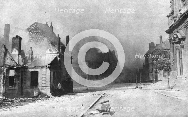 'Le entrée dans Cambrai; Une rue du centre de la ville en feu; l'ennemi en retraite avait..., 1918. Creator: Unknown.