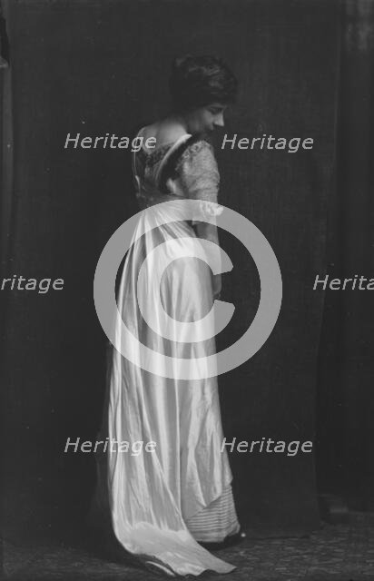 Marian Robinson, (Mrs. Bryant), portrait photograph, 1919 Nov. Creator: Arnold Genthe.