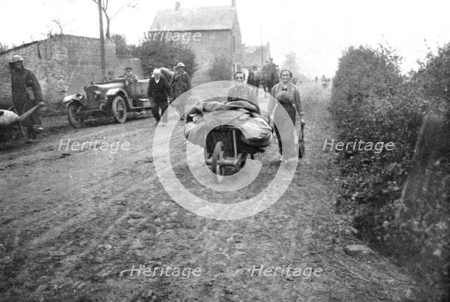 ''Parmi les populations delivrees; Pres de Maretz, entre le Cateau et Cambrai..., 1918. Creator: Unknown.