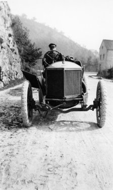 A Minerva taking part in the Circuit des Ardennes, 1907. Artist: Unknown