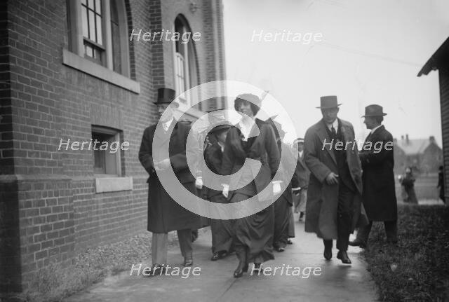 Pres. Wilson & Eleanor return from White Sulphur, 4/20/14, 1914. Creator: Bain News Service.