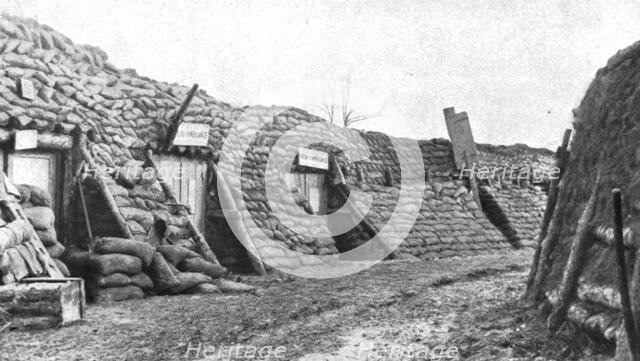 'Un relais d'ambulance modele; Le premier abri a gauche, portant l'inscription "Relais..., c1916. Creator: Unknown.
