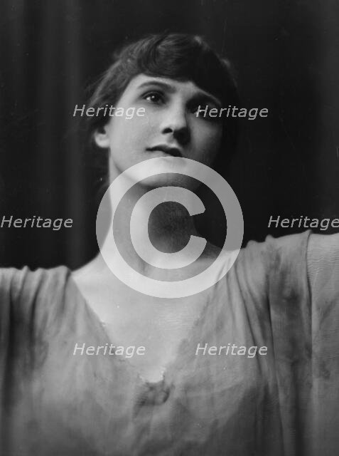 Isadora Duncan dancer, portrait photograph, between 1915 and 1923. Creator: Arnold Genthe.