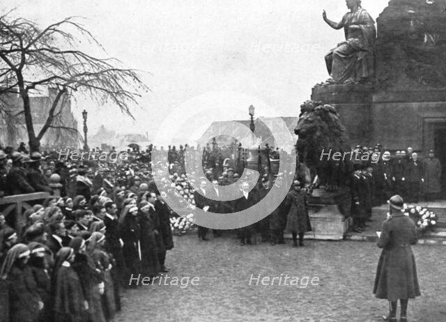 'Le "Soldat Inconnu" de Belgique; le roi Albert, debout, a droite, dans son uniforme de..., 1921. Creator: Unknown.