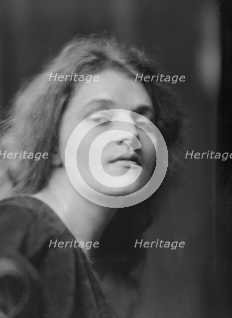 Hawley, Helen, Miss, portrait photograph, 1915 Dec. or 1916 Jan. Creator: Arnold Genthe.