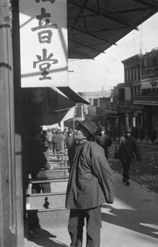 Passers-by, Chinatown, San Francisco, between 1896 and 1906. Creator: Arnold Genthe.