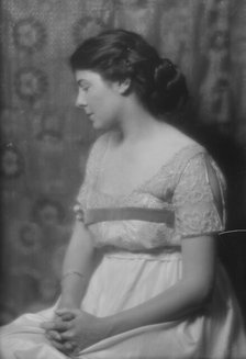 Young, Major M., Mrs., portrait photograph, 1915 Nov. 4. Creator: Arnold Genthe.