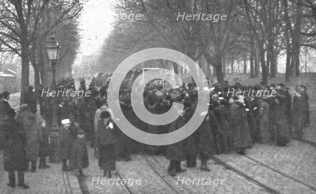 'Journees inoubliables a Strasbourg; Le 21 novembre, a 8 heurs du matin, les premiers..., 1918. Creator: Unknown.