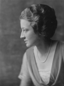 Andrews, E., Miss, portrait photograph, 1916. Creator: Arnold Genthe.