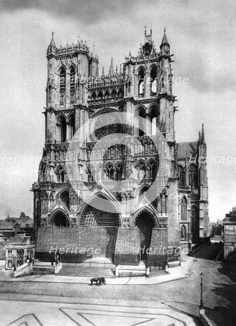 'Amiens sous le feu; La Cathedrale d'Amiens sous le revetement qui protegeait les portails', 1918. Creator: Unknown.