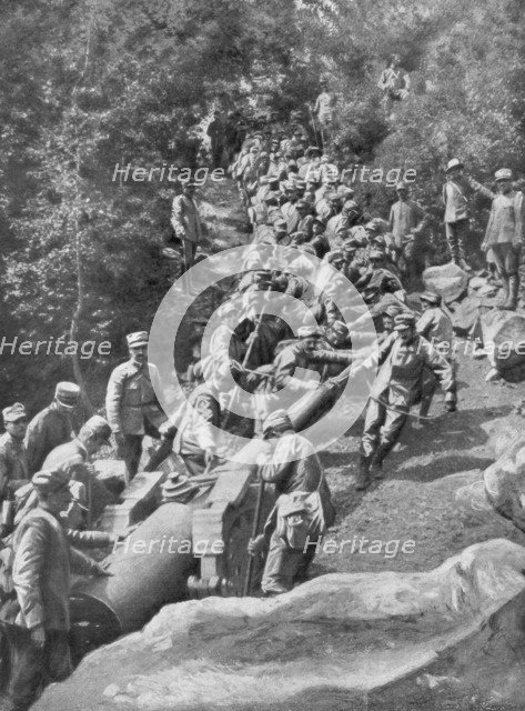 Artillery piece being pulled by 600 soldiers, Second Battle of the Isonzo, World War I, 1915. Artist: Unknown