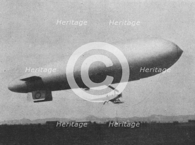 'Les Nouveaux dirigeables, de marine Anglais; Un dirigeable de marine anglais quittant..., 1916. Creator: Unknown.