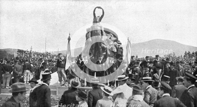 ''La ceremonie du quarto; Les survivants des Mille, autour du monument, le 5 mai 1915', 1915. Creator: Unknown.