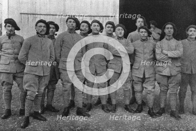 'Jeunes soldats de la classe 1916.-- Le generalJoffre, qui vient de visiter, avec le..., 1916. Creator: Unknown.