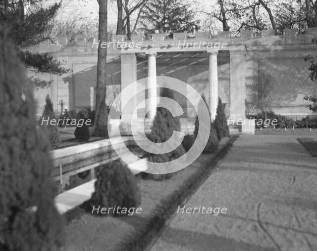 Untermeyer [i.e. Untermyer] garden, 1917 Creator: Arnold Genthe.