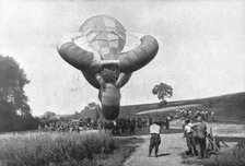 'La "Saucisse"; l'ascensiond'un ballon d'observation: Longue de 25 a 30 metres..., 1916 (1924) Creator: Unknown.
