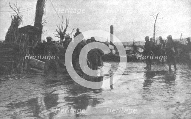 ''De L'Argonne aux Flandres; Prisonniers allemands traversant les etendues de boue..., 1918. Creator: Unknown.