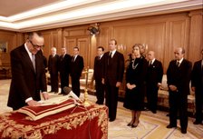 Leopoldo Calvo Sotelo (1926 -), Spanish politician, swears before the King as President of the go…