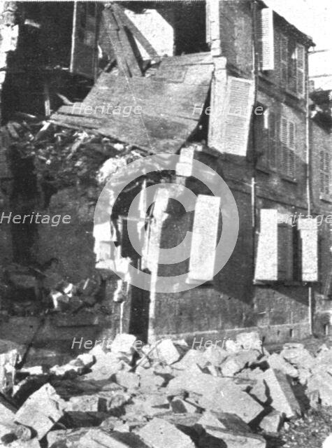 ''Les Combats Devant Soissons; Une maison eventree par un obus', 1915. Creator: Unknown.