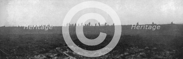 'Sur le front occidental: la prise de la Crete de Vimy; Apres avoir brise devant eux la..., 1917. Creator: Unknown.