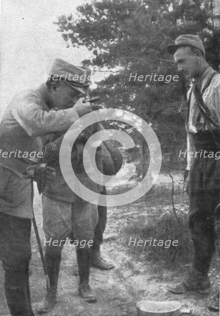 ''Sur le Front; Le general de Langle de Cary goute le "jus".', 1915. Creator: Unknown.