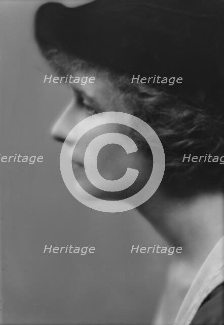 Shearson, Phyllis, Miss, portrait photograph, 1914 Sept. 22. Creator: Arnold Genthe.