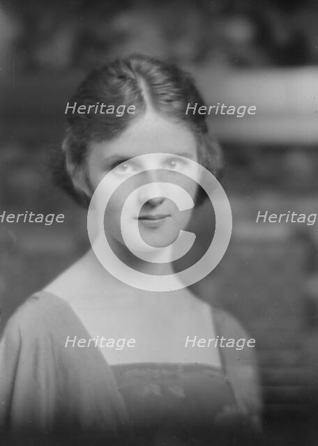 Miss Earline Espey, portrait photograph, 1918 Apr. 19. Creator: Arnold Genthe.