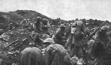 'Les deux batailles: Verdun et la Somme; Distribution de cartouches aux hommes', 1916. Creator: Unknown.