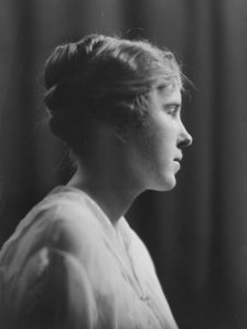 Cravath, Vera, Miss, portrait photograph, 1917 June 29. Creator: Arnold Genthe.