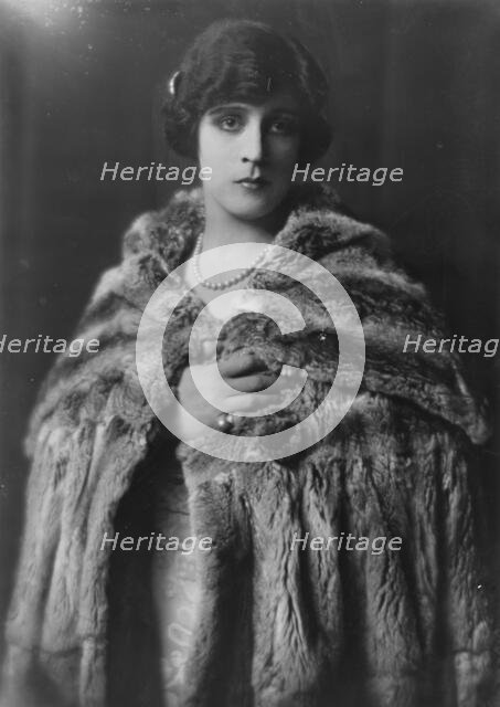 Cowl, Jane, Miss, portrait photograph, 1917 Sept. 17. Creator: Arnold Genthe.