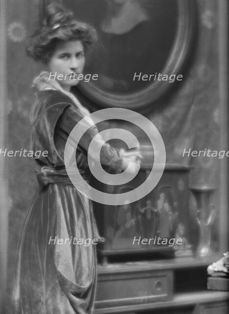 Burns, Florence, Miss, portrait photograph, 1915 Jan. 26. Creator: Arnold Genthe.