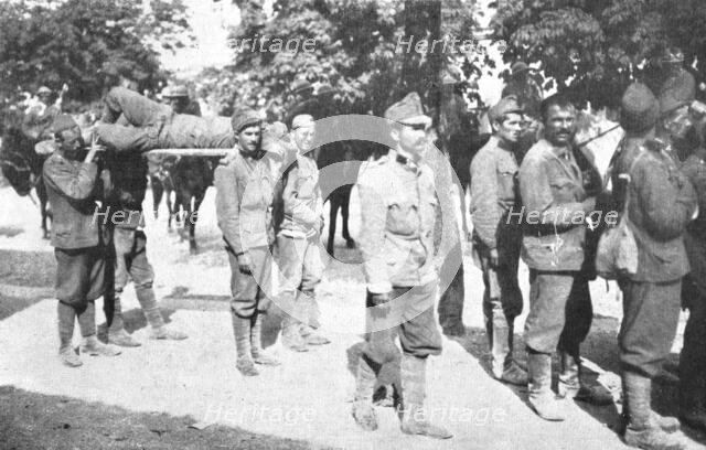 'Victoire Italienne; Des maisons ou ils s'etaient caches pendant l' evacuationde la ville, de nombre Creator: Unknown.