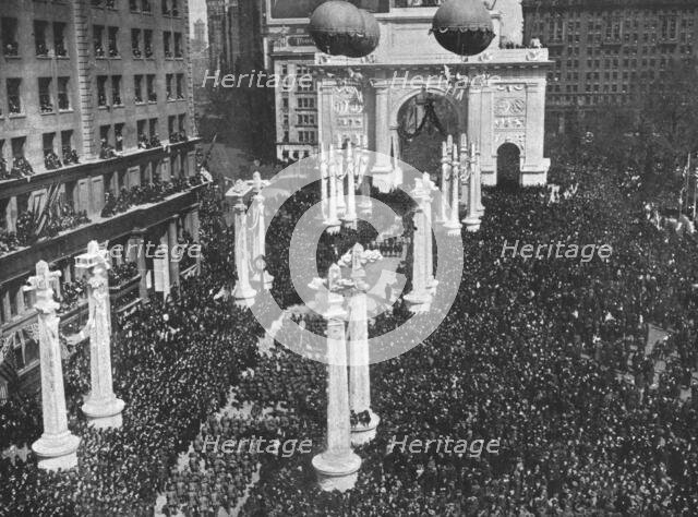 'Le Retour des Vainqueurs; Madison Square pendant le defile de la 27e division..., 1919. Creator: Unknown.