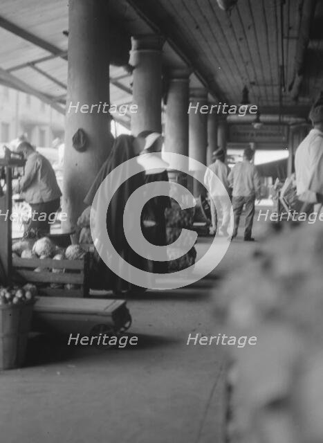 Market scene, New Orleans, between 1920 and 1926. Creator: Arnold Genthe.