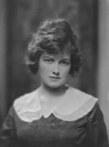 Huber, J.C., Mrs., portrait photograph, 1916 May 8. Creator: Arnold Genthe.