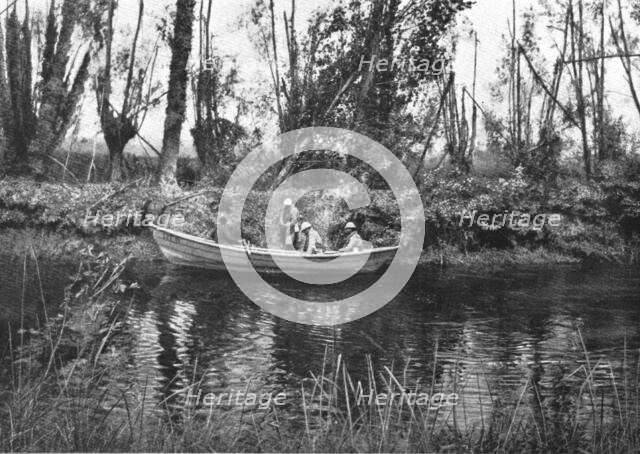 'Contrastes sur le front de la Somme; Sur la rive Sud de la riviere', 1916. Creator: Unknown.
