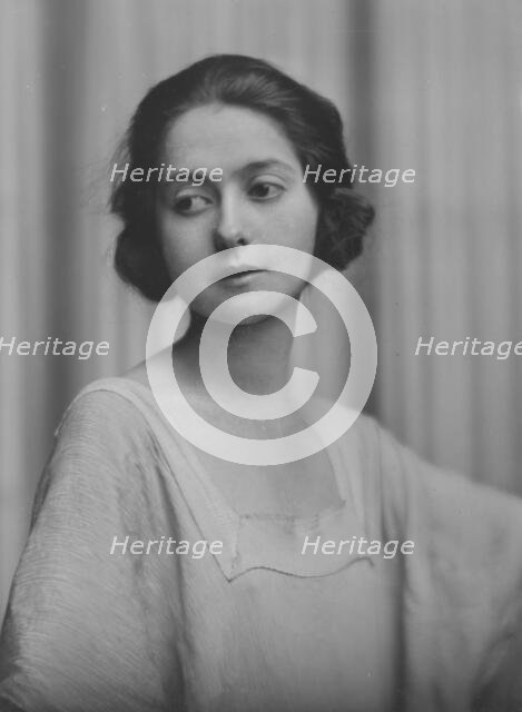 Hollister, Miss, portrait photograph, 1916. Creator: Arnold Genthe.