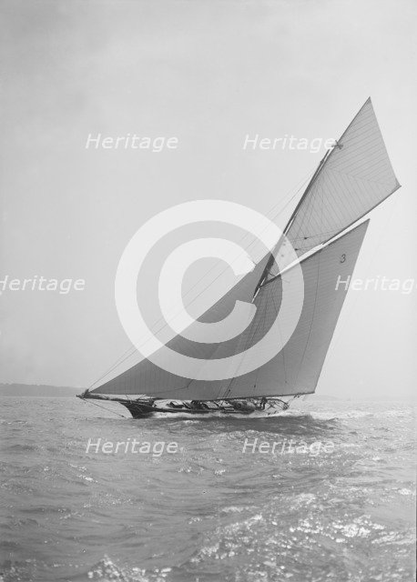 The racing cutter 'Creole' under sail, 1911. Creator: Kirk & Sons of Cowes.