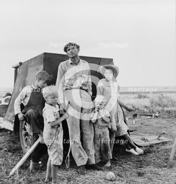 Old time professional migratory laborer camping on the outskirts of Perryton, Texas, 1938. Creator: Dorothea Lange.