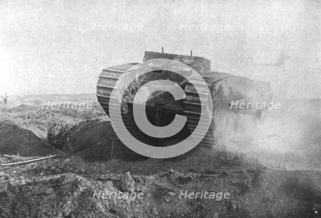 'Au Combat; Un tank en action: sa tourelle gauche est armee d'un petit canon marine a tir rapide', 1 Creator: Unknown.