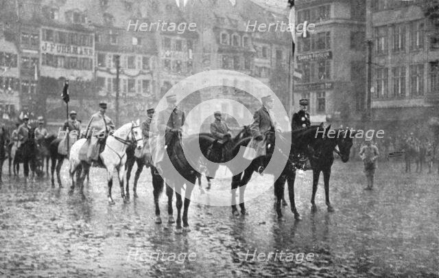 'Petain et Foch a Strasbourg; Le 27 novembre: le marechal Foch, a cheval, entre les..., 1918. Creator: Unknown.