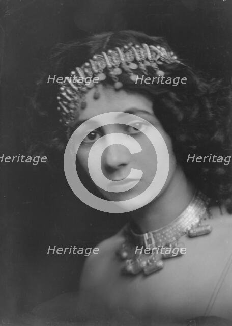 Hoff, Vanda, Miss, portrait photograph, 1916 May 21. Creator: Arnold Genthe.