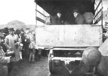'Les Indesirables; Un depart en camion automobile d'Allemands immigres en Alsace et renvoyes...,1918 Creator: Unknown.