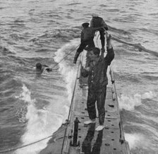 'Sauvetages d'allemands; Dans la mer du Nord, un sous-marin britannique recueille..., 1915 (1924). Creator: Unknown.