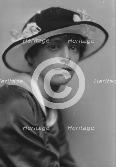 Buell, Miss, portrait photograph, 1914 Sept. 18. Creator: Arnold Genthe.