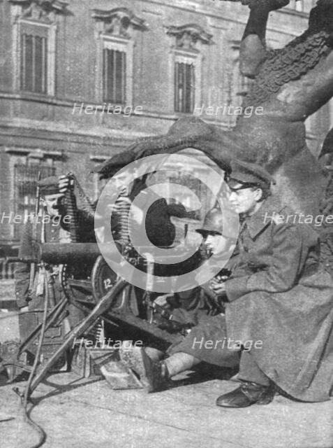 ''L'Allemagne Revolutionnaire; Le 9 novembre 1918; mitrailleuses devant le chateau..., 1918. Creator: Unknown.