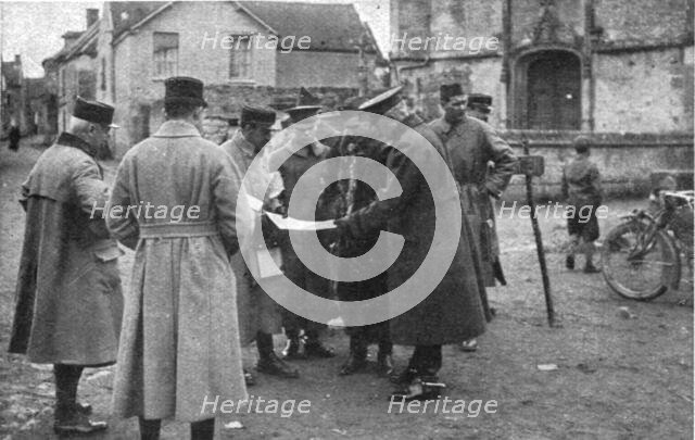 'L' "amalgame franco-americain"; le general Pershing examinant la carte au milieu... 1918. Creator: Unknown.