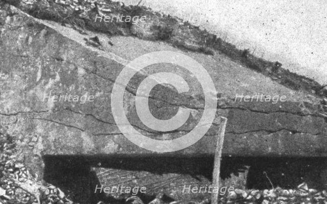 'Derriere la bataille, au Sud de la Somme: Le travail de notre artillerie sur les defenses..., 1916. Creator: Unknown.